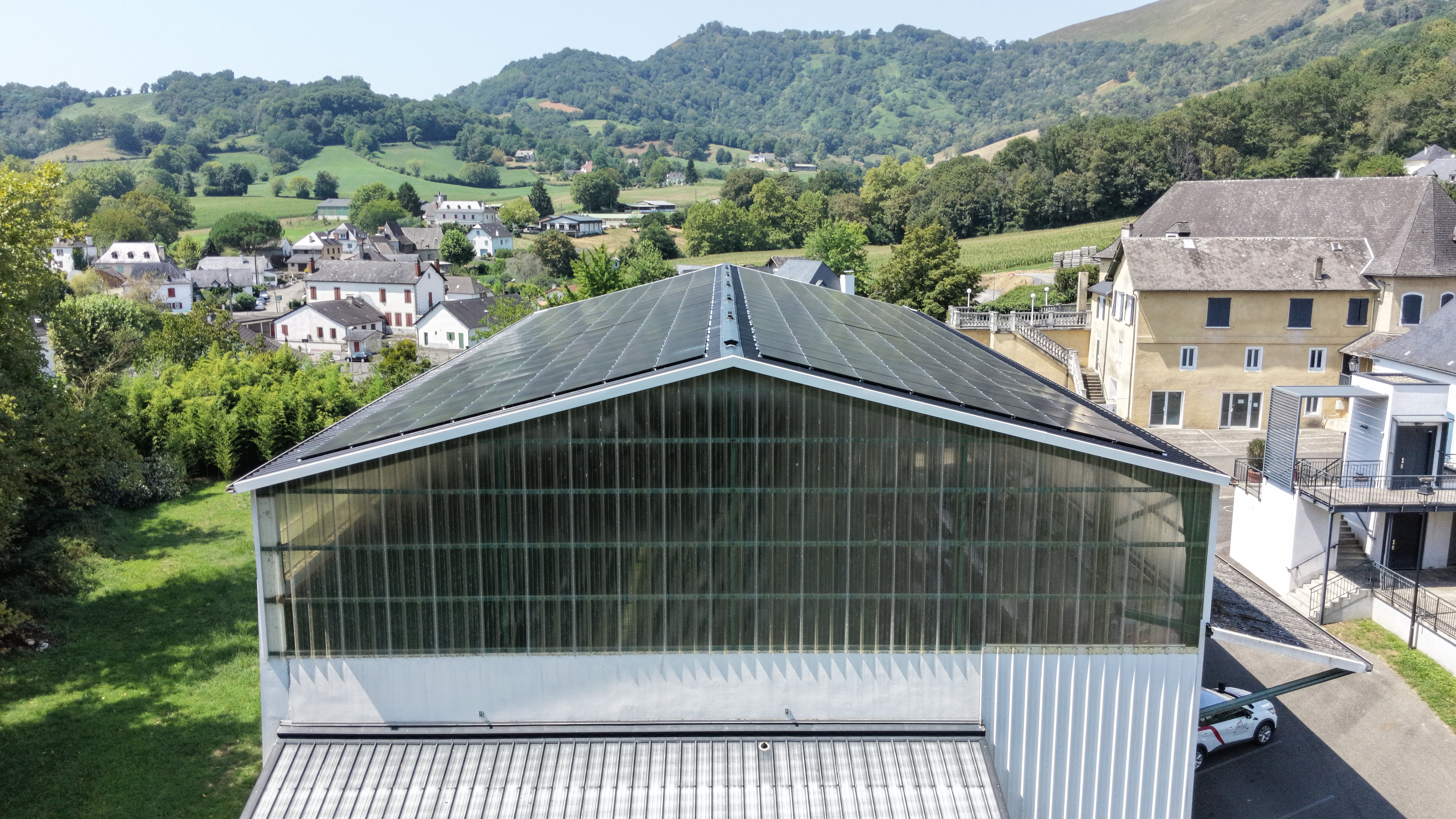 Toiture photovoltaïque sur le mur à gauche de Barcus
