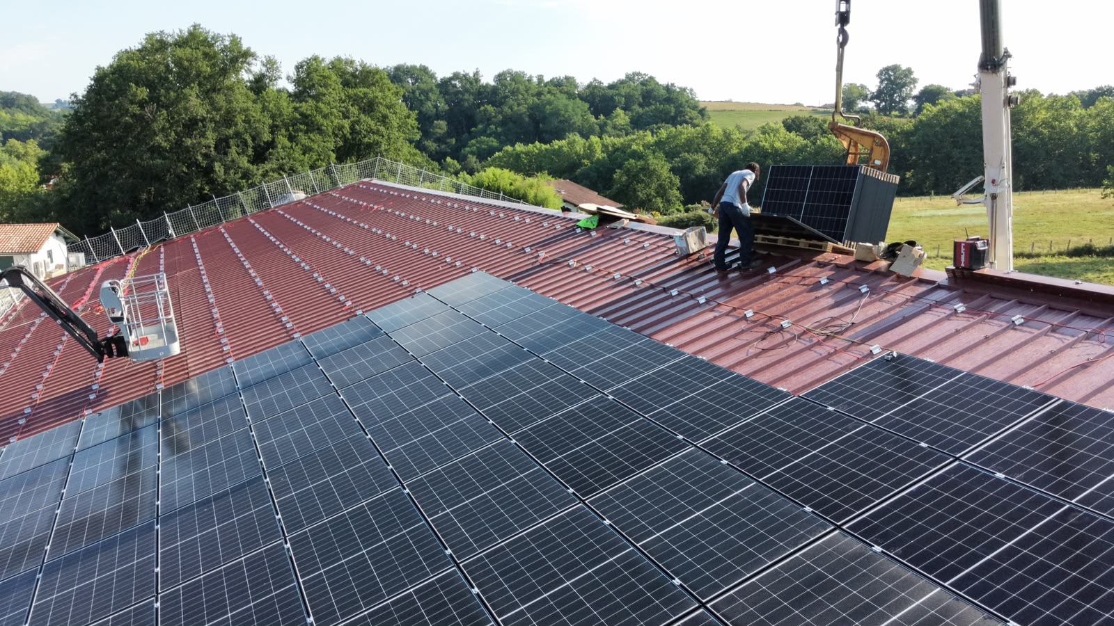 Montage en cours d'une centrale photovoltaïque